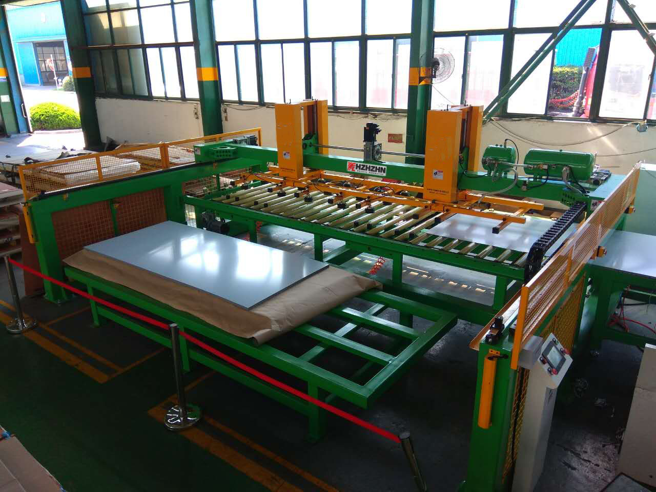 鈑金料庫(kù)系統(tǒng)跟激光自動(dòng)上下料機(jī)的區(qū)別